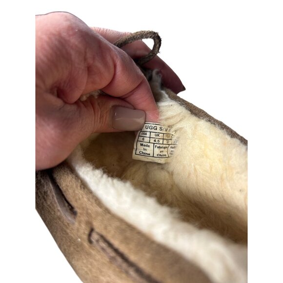 Ugg Womens Sz 6 Dakota Tan Suede Moccasin Slippers With Shearling Lining - Picture 6 of 7